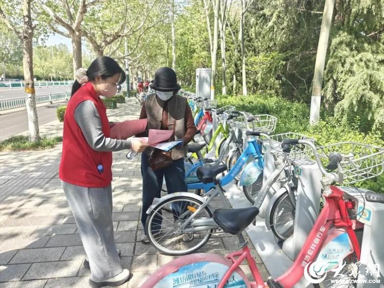 推动绿色出行，公共自行车志愿者街头倡导共建生态潍坊